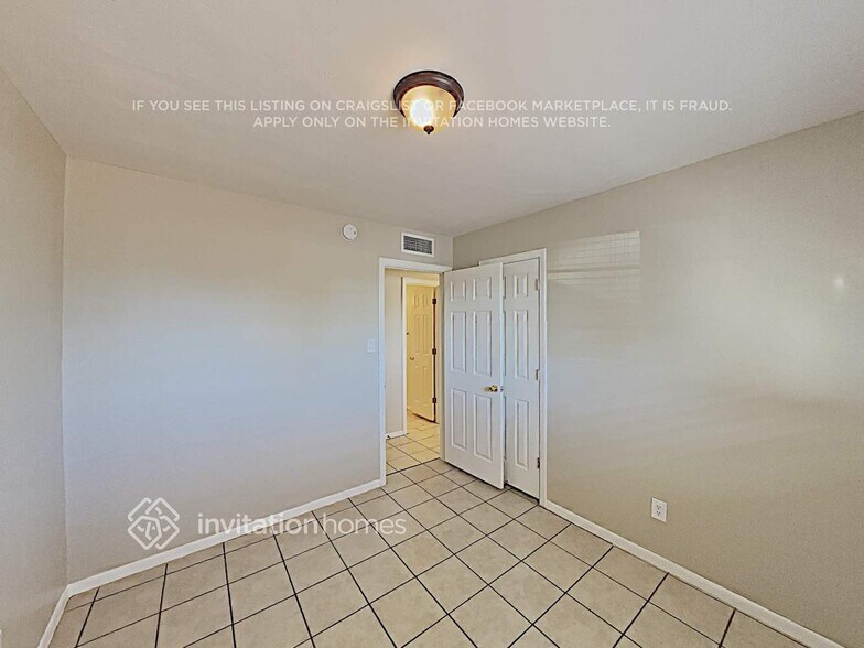 Building Photo - 4422 S Park Dr