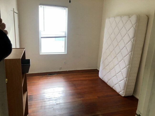 Building Photo - 614 S Washington St