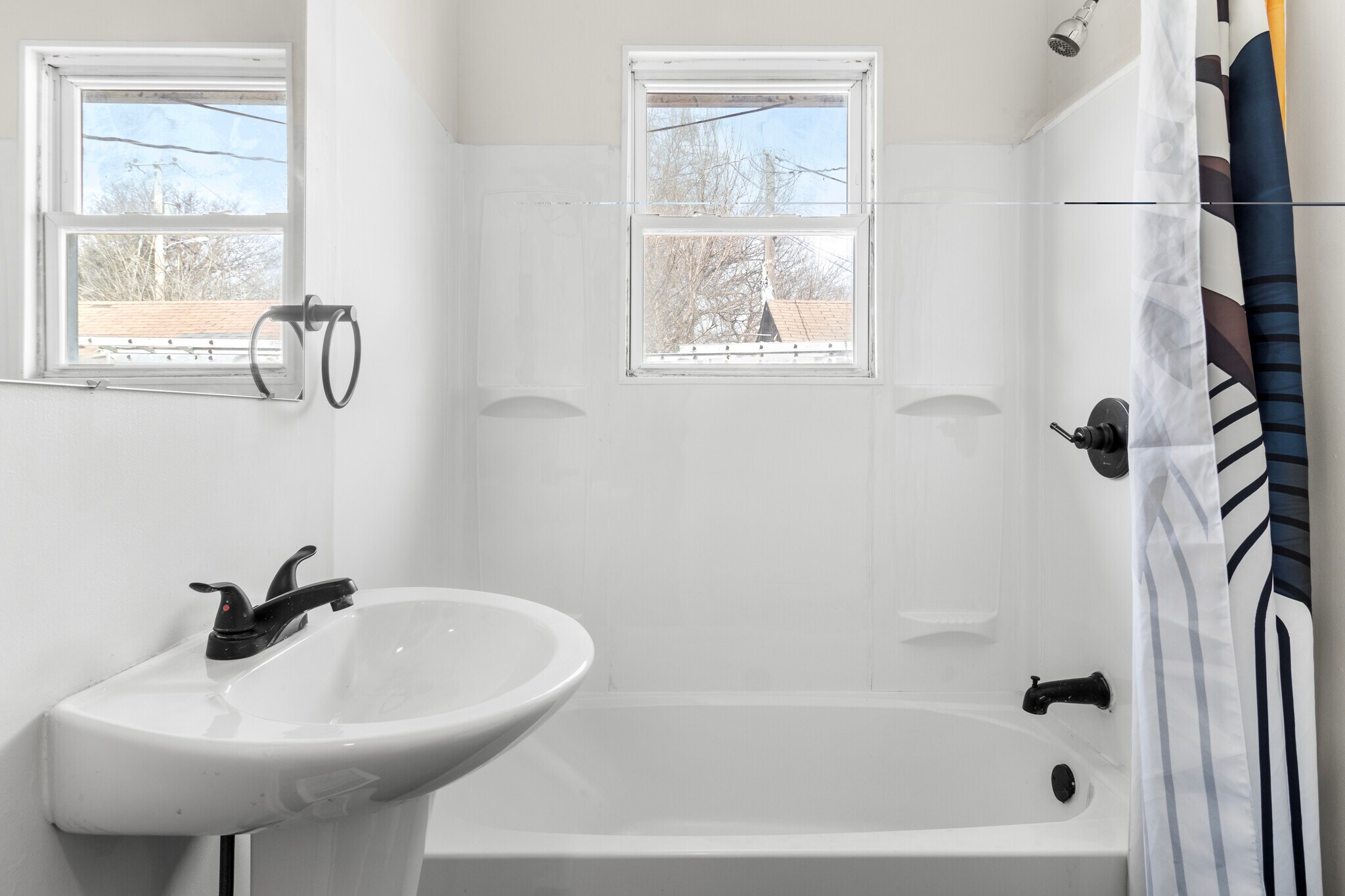 Building Photo - 3310 E 9th St