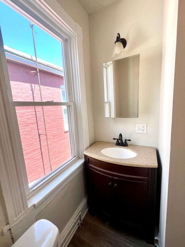 Building Photo - Charming 3BR Townhouse in Cabbage Hill