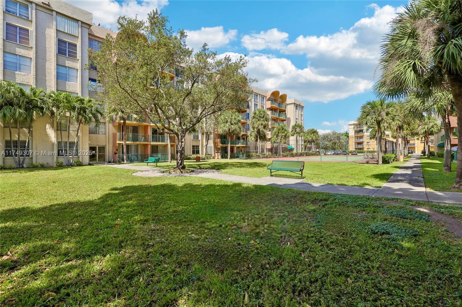 Building Photo - 9360 Fontainebleau Blvd