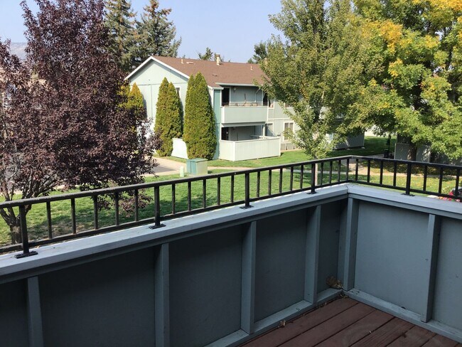 Building Photo - Apartment in Carson Park Condominium
