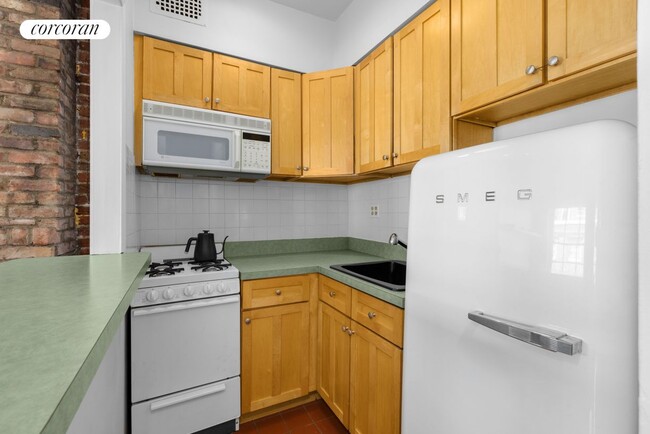 Building Photo - 326 W 22nd St