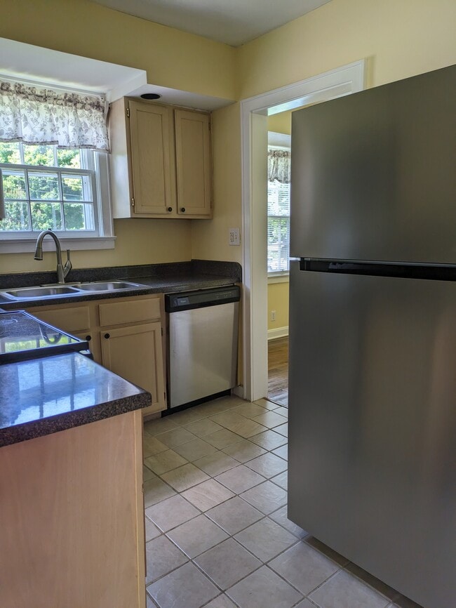 Building Photo - 306 Colonial Dr