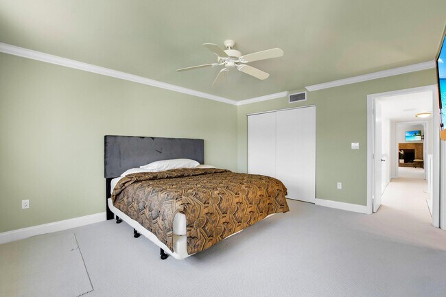 Building Photo - 1222 Hillsboro Mile