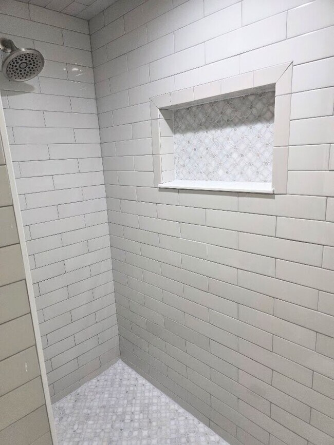 Building Photo - Beautiful 2-bedroom, 2-bath waterfront villa