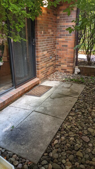 Outside patio - 3240 Niagara Sq