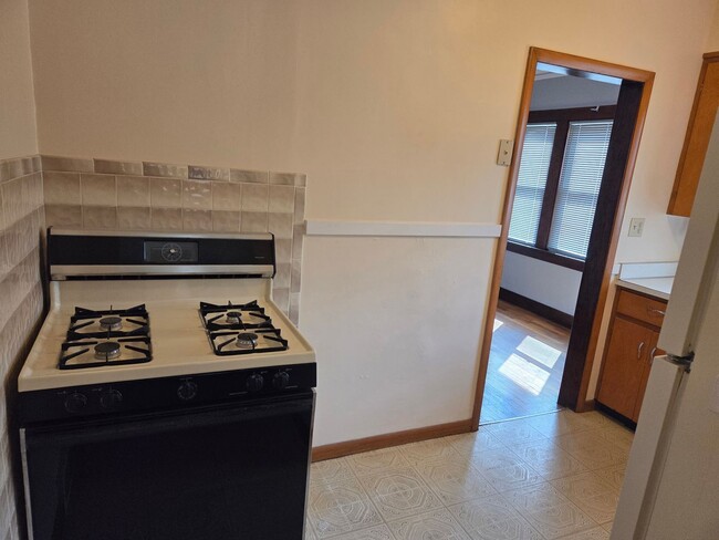 Building Photo - Charming 2-bedroom, 2-bath home