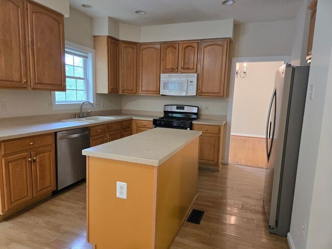 Building Photo - Stunning and Spacious 5 Bed 4 Bath Colonia...