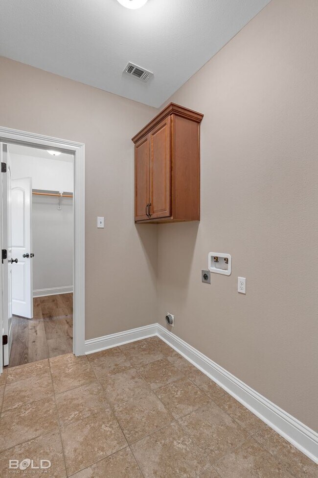 Building Photo - 3 Bedroom 2 Bath in Cypress Bend