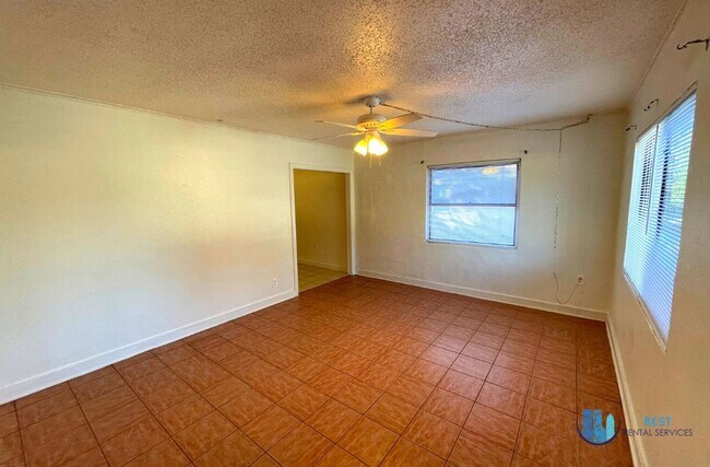Building Photo - 3-bedroom, 1-bathroom house located in the...