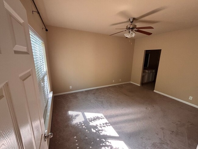 Building Photo - Beautiful 2-Bed, 2.5-Bath Townhouse in Har...
