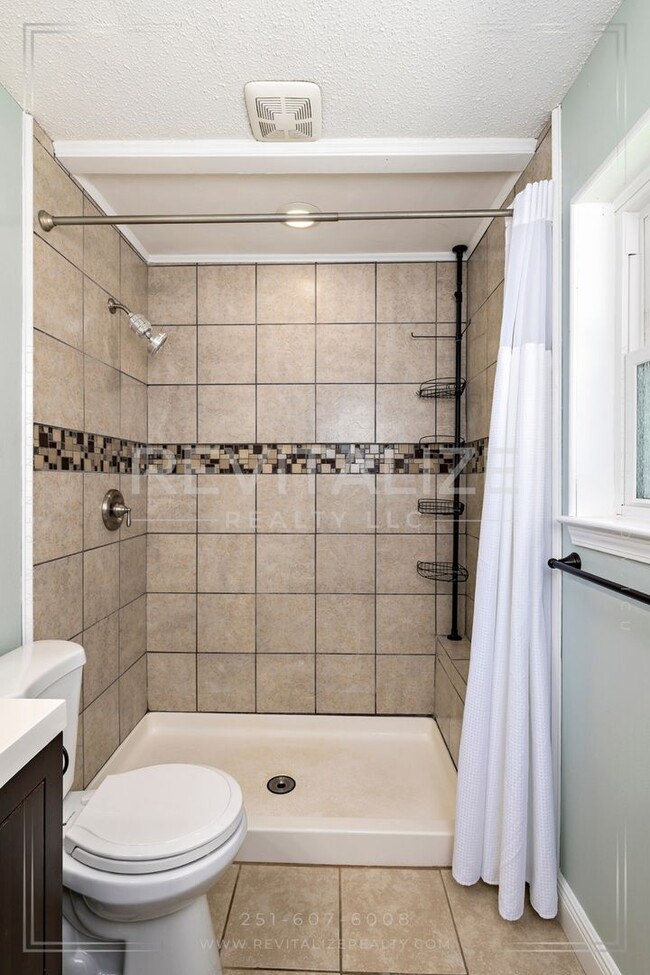 Building Photo - Charming 3 Bedroom/2 Bathroom Home in Sara...