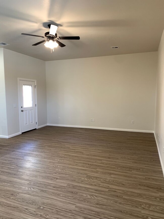 Building Photo - Gorgeous 3 bed 2.5 bath home in The Enclave