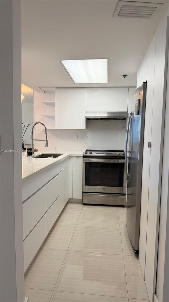 Building Photo - 540 Brickell Key Dr