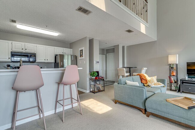 Building Photo - Top Floor Condo with Loft!