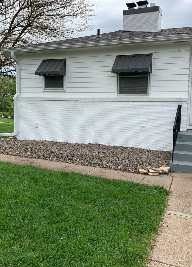 Primary Photo - 1605 S 95th St