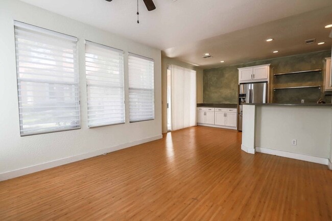 Building Photo - CUTE UPGRADED 3 BEDROOM CONDO IN HENDERSON!