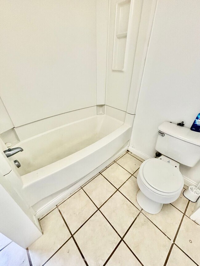 Building Photo - For Rent: Downtown 1 Bedroom Apartment – $850/month