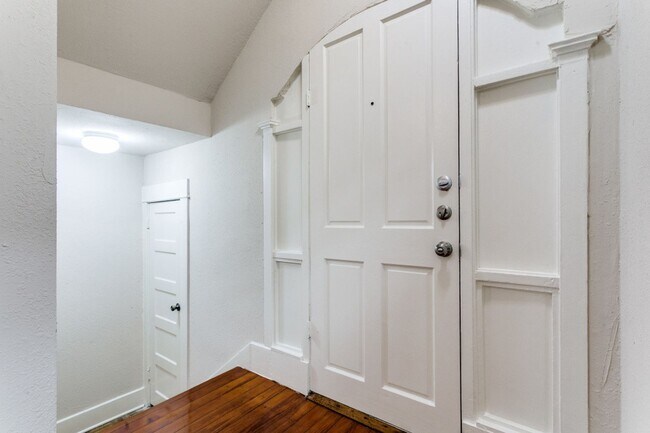 Building Photo - CHARMING VICTORIAN APARTMENT