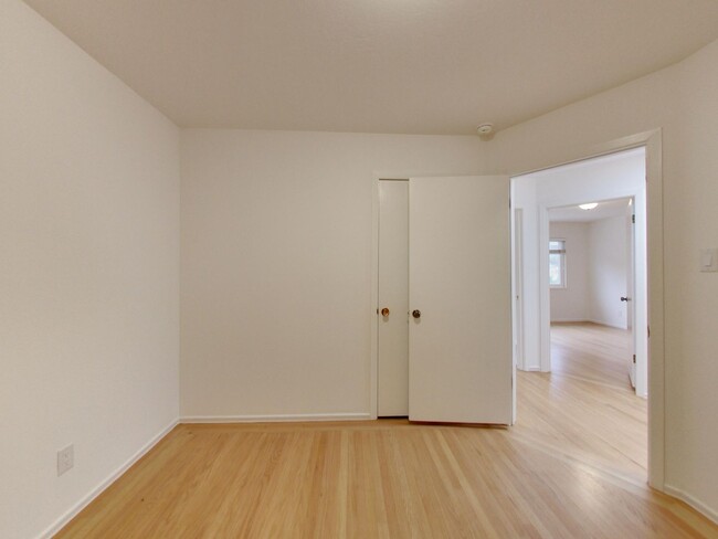 Building Photo - 4BR Home with Jaw-Dropping Views, Garage, ...