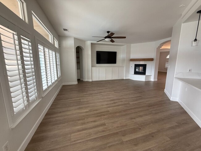 Building Photo - Stunning Silver Oak Ranch Home!