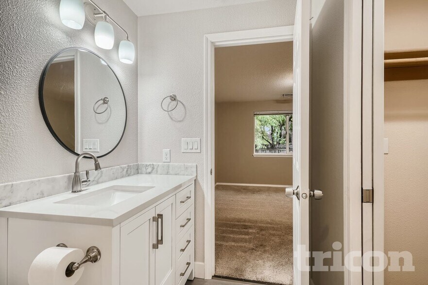 Building Photo - 13806 NE 47th St