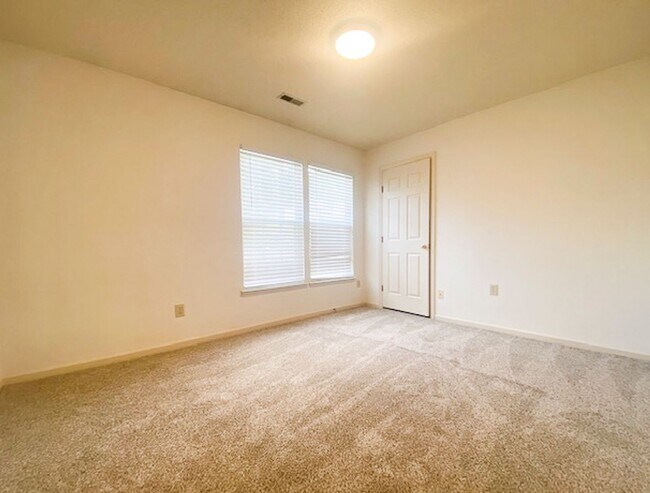 Building Photo - Ranch 3 bed, 2 bath Ranch with fenced yard...