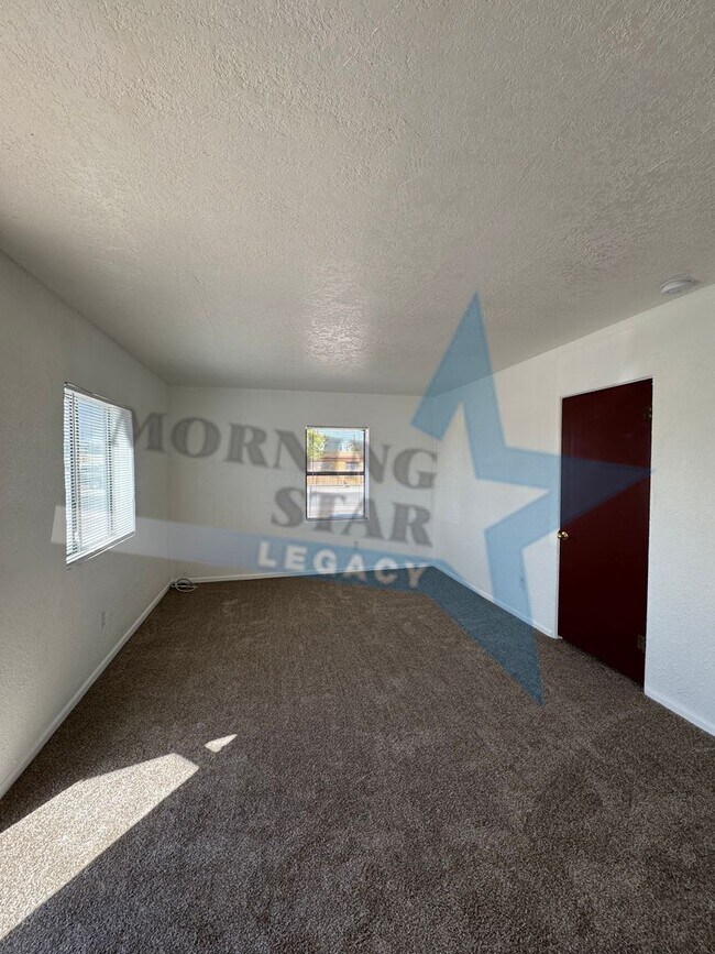 Building Photo - 612 3rd St