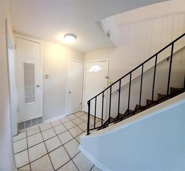 Building Photo - 2800 Westhill Dr