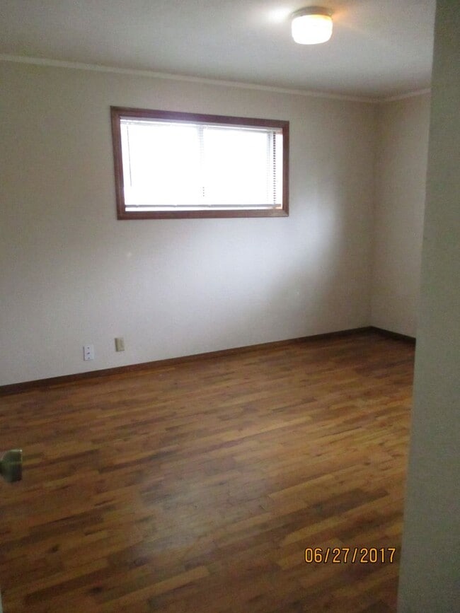 Building Photo - 3-Bedroom, 2-Bathroom with 2 car Carport in Sutherlin