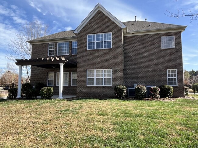 Building Photo - Stunning 6 Bedroom home in South Charlotte...