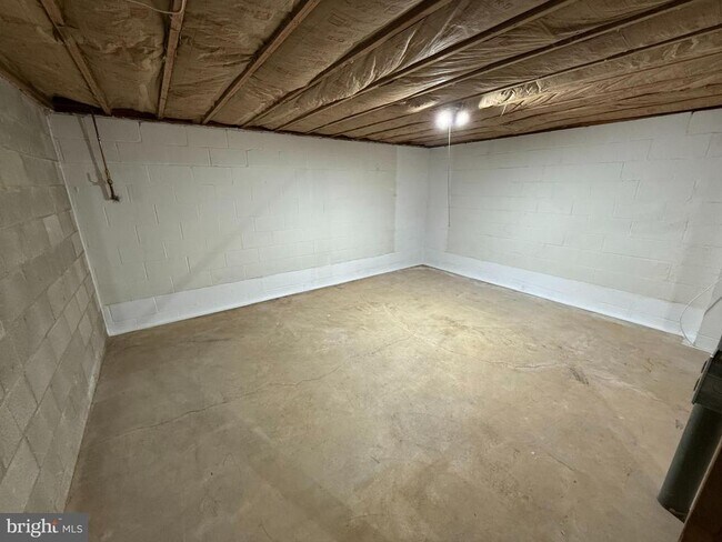 Building Photo - 114 W Vine St