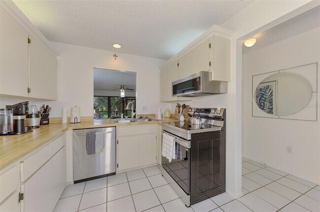 Building Photo - 952 N Beneva Rd