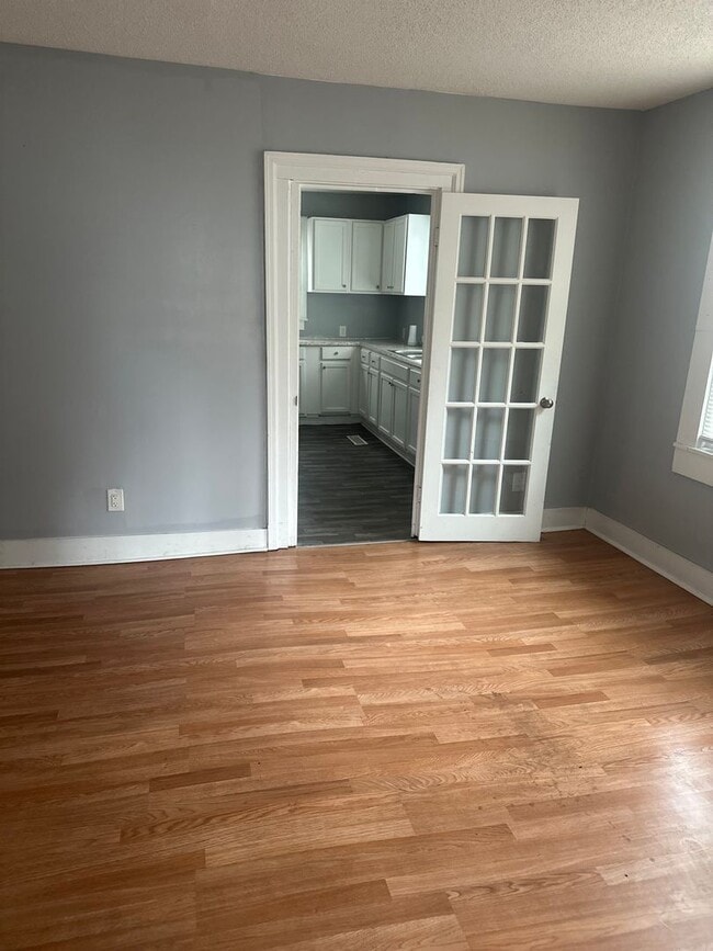 Building Photo - Spacious 3 bedroom 1 bath home