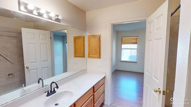 Building Photo - Centrally located 3 bed 3 bath home.