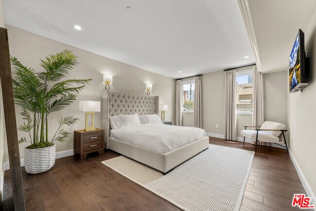 Building Photo - 1825 Pandora Ave