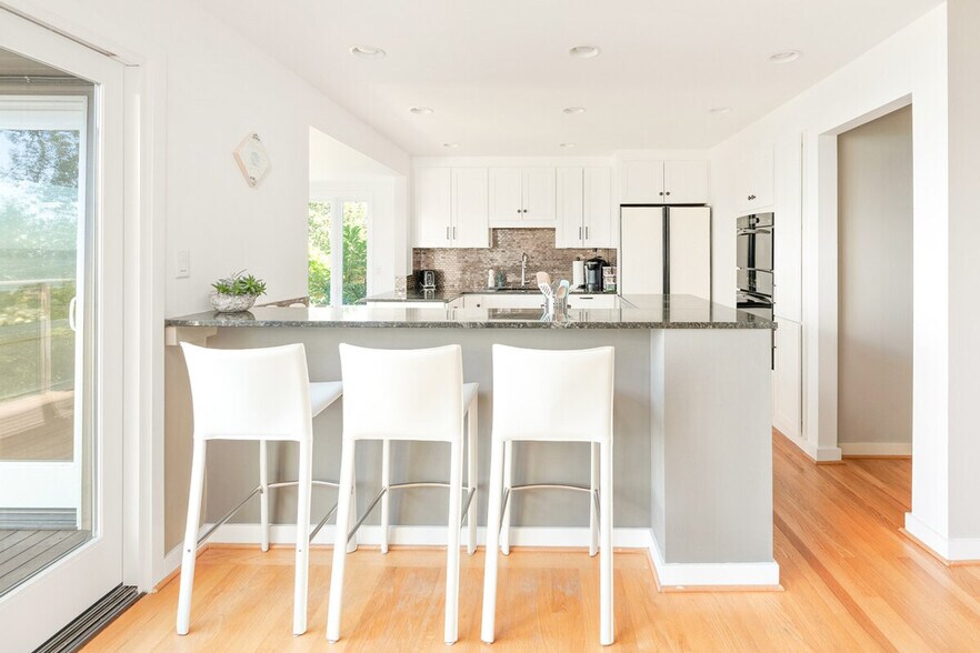 Building Photo - 4091 Hillcrest Ave SW