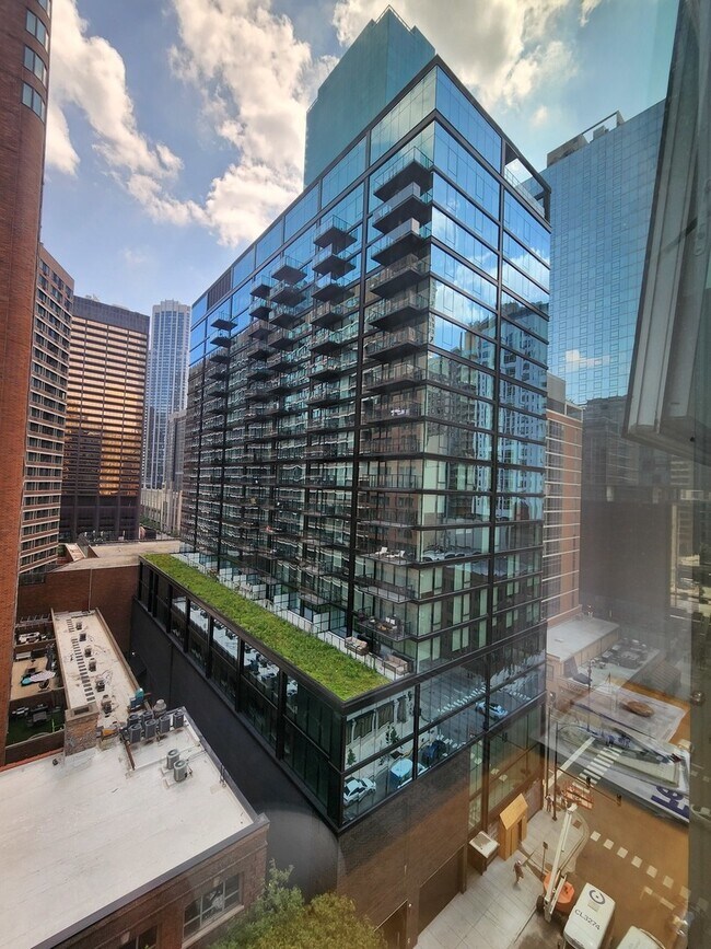Building Photo - 550 N St Clair St
