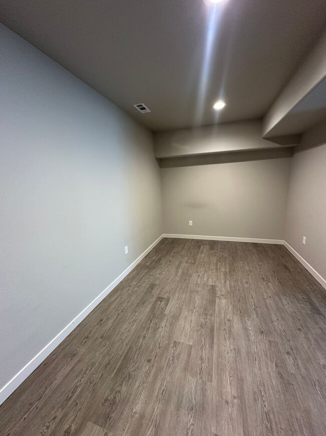 Building Photo - 1417 W Lakeside Dr