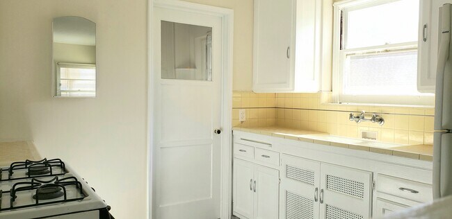 Kitchen - 2049 N Vermont Ave