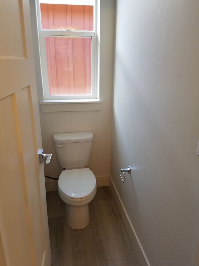 Building Photo - 3 Bed 2.5 Bath in Belgrade with attached d...