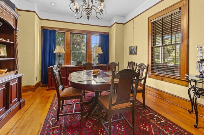 Building Photo - 305 NE 4 St