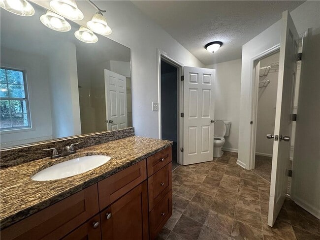 Building Photo - 2536 Country Lake Cir