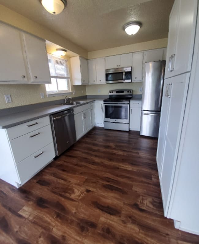 Building Photo - 6 bedroom, 2 bath home with Two Car Garage!!!!