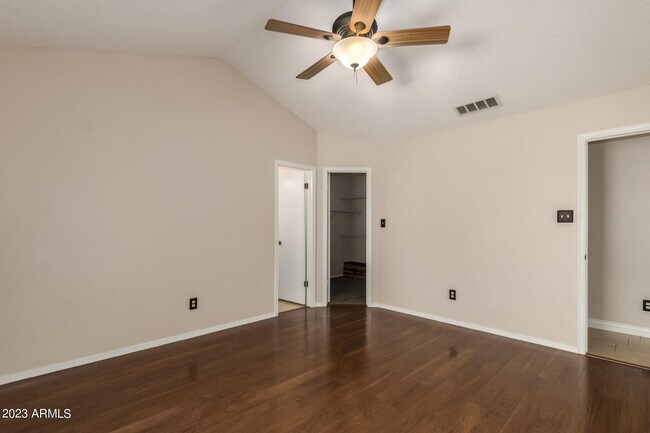 Building Photo - 661 S Oak St Cir