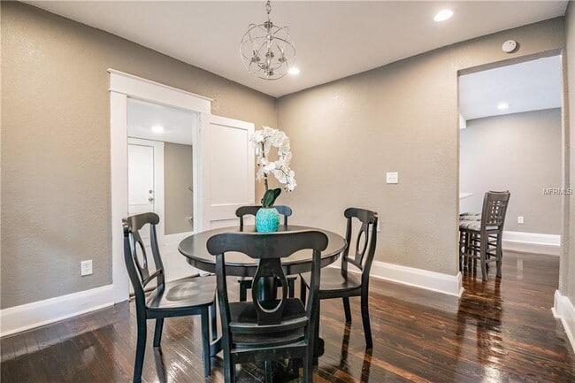 Building Photo - "Charming 3-Bed, 2-Bath Gem in Tampa's Heart - 1244 Sq Ft of Comfort Awaits!"