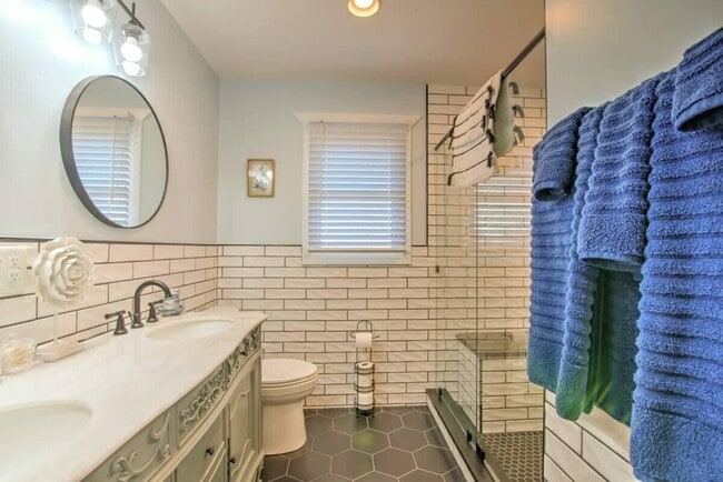 Building Photo - 201 Springdale Rd