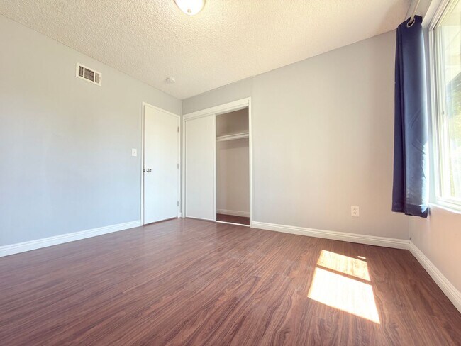Building Photo - 9845 Hayvenhurst Ave