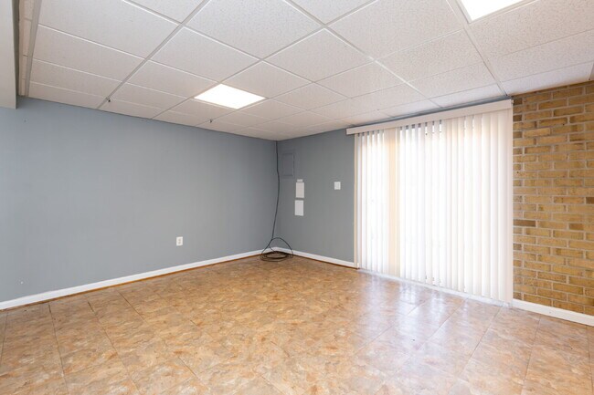 Building Photo - Spacious end-unit three-level townhome fea...